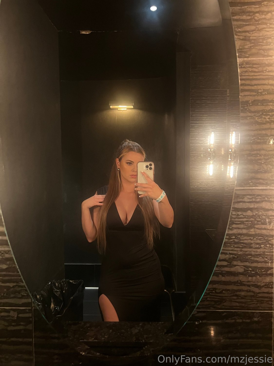 Imagina o azar de casar com uma brancona dessas e ela ser feita totalmente pra negros #MmoFKPGR