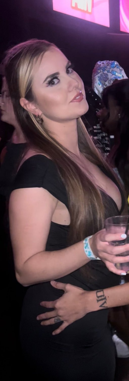 Imagina o azar de casar com uma brancona dessas e ela ser feita totalmente pra negros #yN7v0cUd