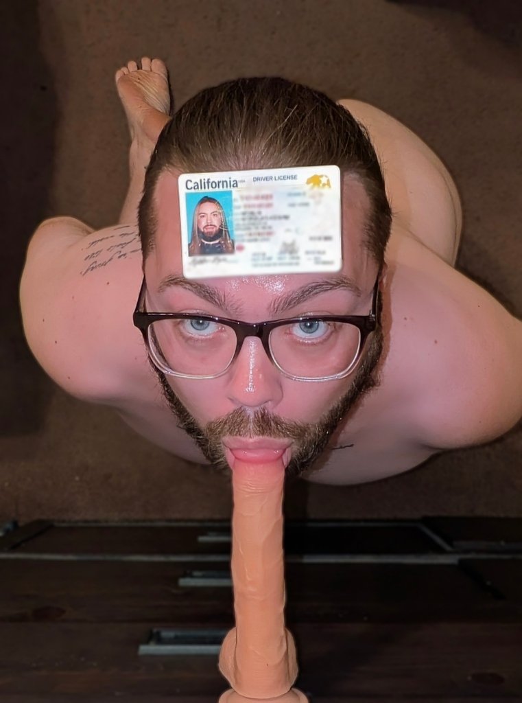 Cheater faggot Nick. If only his husband knew what a cockslut he is. #JCVsn4T0