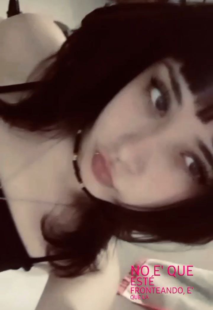 La zorra de Vicky busca leche en su boquita #Qi2m898R